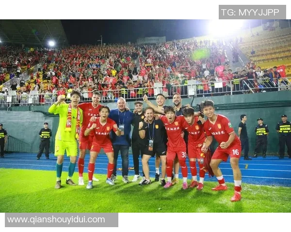 八号足球明星球员的传奇之路与辉煌成就揭秘 八号足球明星球员的传奇之路与辉煌成就揭秘